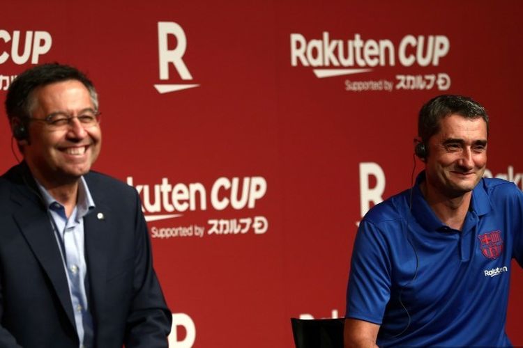 Presiden dan pelatih Barcelona, Josep Maria Bartomeu dan Ernesto Valverde, menghadiri jumpa pers jelang laga Barcelona vs Chelsea di Tokyo 21 Juli 2019. 