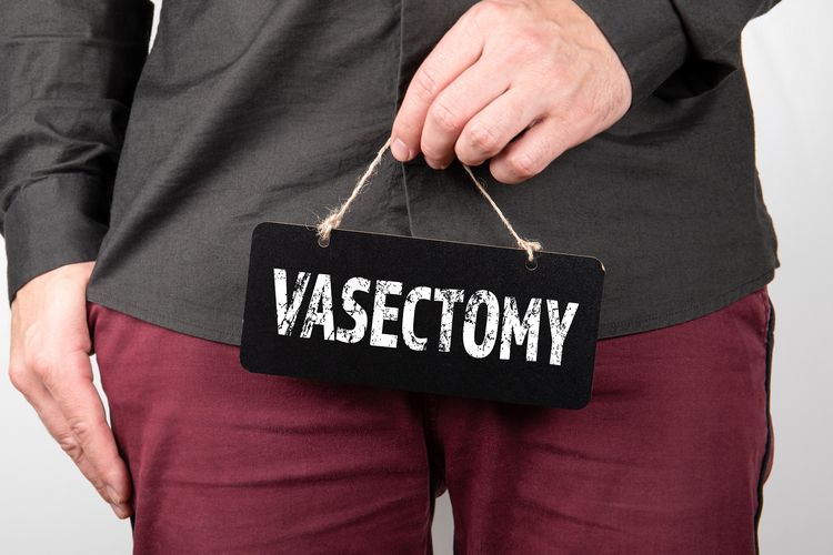 Ilustrasi pria melakukan vasektomi. Vasektomi adalah prosedur pembedahan yang menghentikan sperma meninggalkan tubuh pria, sehingga memberikan alat kontrasepsi permanen.