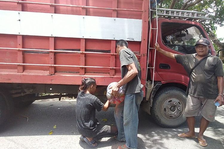 Solar Langka, Sejumlah Truk Mogok di Jalan