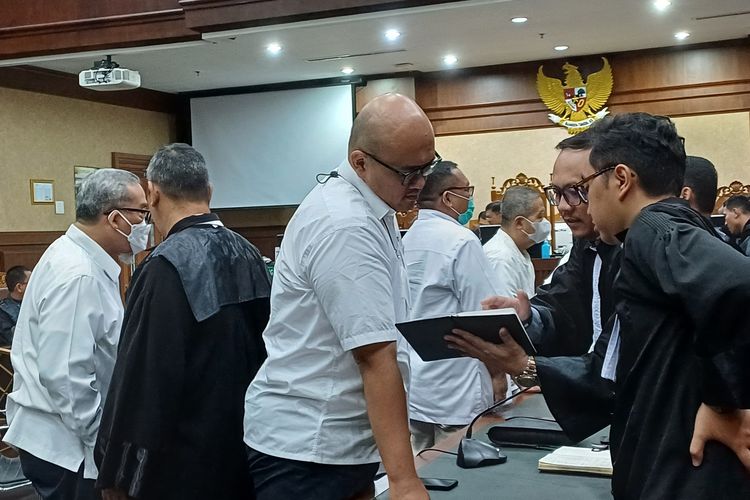 Para terdakwa kasus korupsi tunjangan kinerja di Kementerian ESDM berkonsultasi dengan pengacaranya setelah divonis bersalah di Pengadilan Tipikor, Jakarta Pusat, Jumat (15/3/2024).