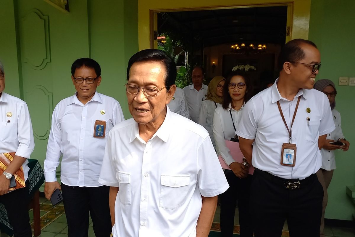 Sultan saat sitemui di Kompleks kepatihan Kota Yogyakarta jelaskan respon pernyataan ade armando Senin (4/12/2023)