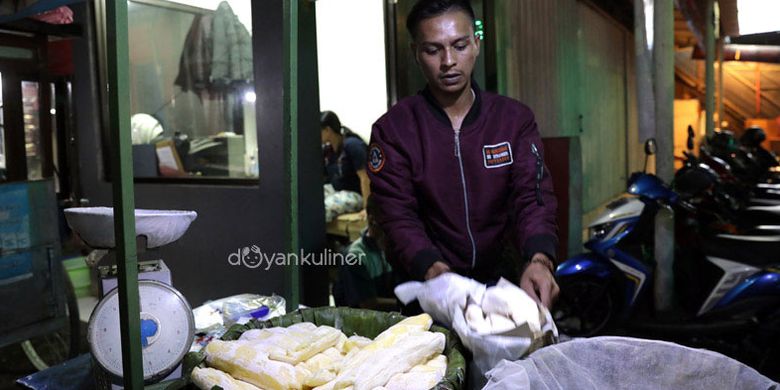 Penjual peuyeum di Bandung, Jawa Barat.