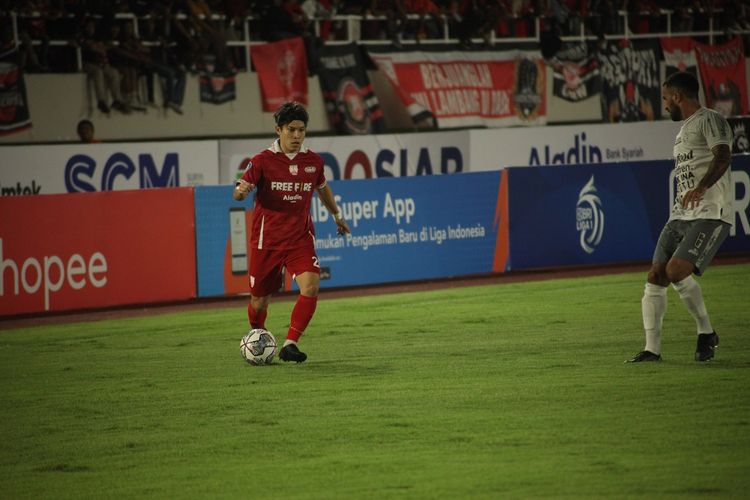 Penyerang Persis, Ryo Matsumura, berupaya melewati hadangan gelandang Bali United Brwa Nouri yang berlangsung di Stadion Manahan, Kamis (15/9/2022) malam WIB. Laga Persis vs Bali United merupakan rangkaian pekan ke-10 Liga 1 2022-2023. Artikel ini menyajikan profil Ryo Matsumura.