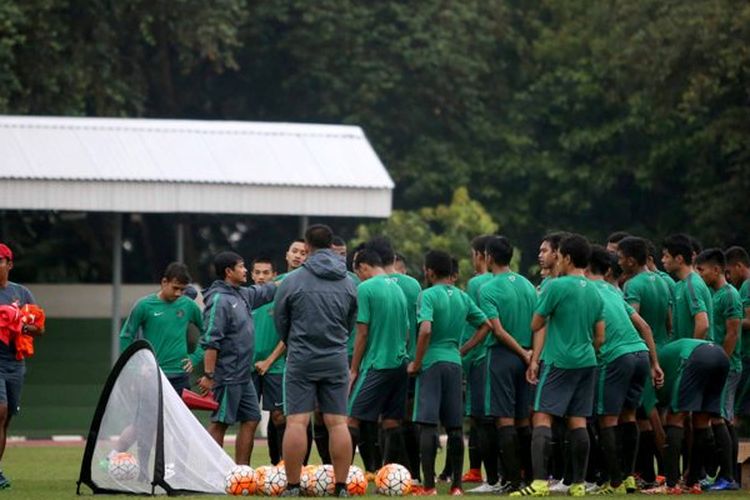 Sebanyak 35 pemain mengikuti pemusatan latihan tim nasional Indonesia U-18 yang digelar di Stadion Atang Sutresna, Cijantung, Senin (3/4/2017). 