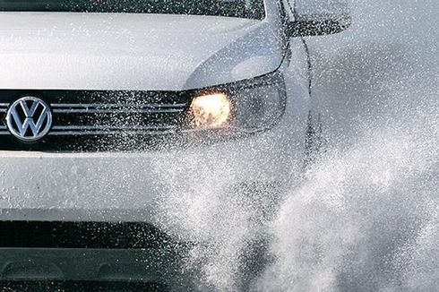Tips Mencegah Aquaplaning Saat Berkendara di Musim Hujan