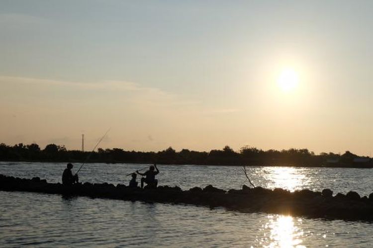 Anak anak sedang memancing di Pantai Balongan Indah, Indramayu
