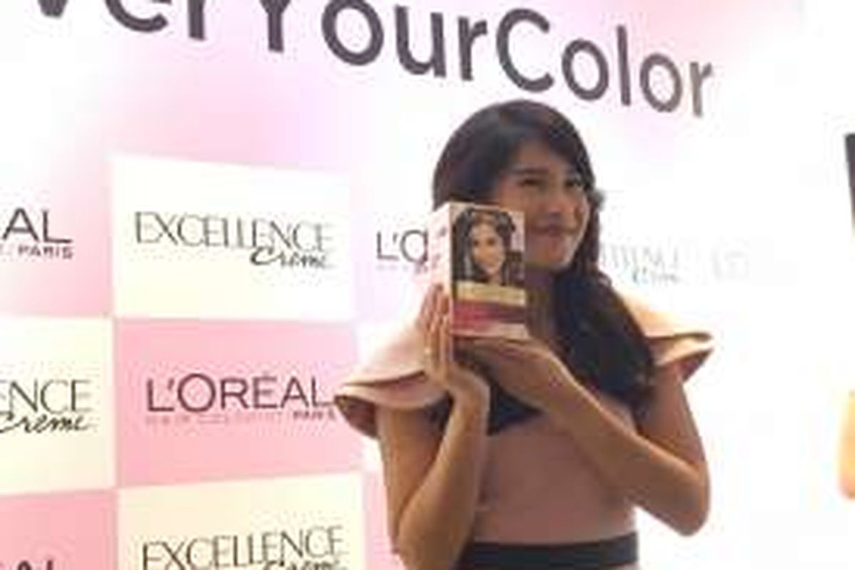 Dian Sastrowardoyo dalam acara #DiscoverYourColor dari L’Oreal Paris Excellence di Jakarta, Senin (28/11/2016).