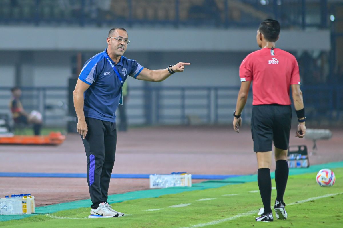 Pelatih Persita Tangerang Fabio Lefundes sedang berkomunikasi dengan wasit pada pertandingan pekan ke-16 yang mempertemukan Persib Bandung vs Persita Tangerang, Minggu (22/12/2024) di Stadion Gelora Bandung Lautan Api (GBLA).