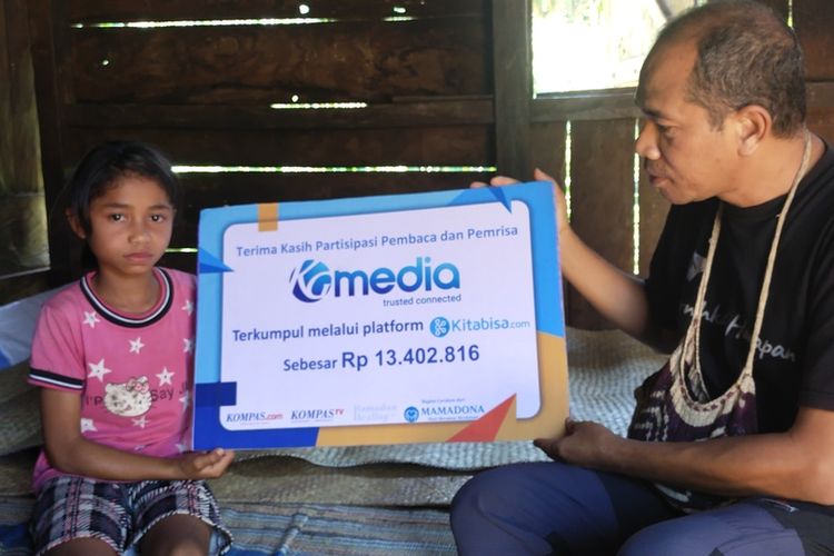 Karolina Verawati, anak yatim piatu di Kampung Racang, Desa Colol, Kecamatan Lambaleda Timur, Kabupaten Manggarai Timur, NTT yang kini duduk di kelas V SDI Racang menerima donasi kemanusiaan dari KOMPAS.com yang diserahkan perwakilan KG Media Manggarai Timur, Sabtu, (30/4/2022). (KOMPAS.com/MARKUS MAKUR)