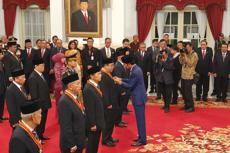 Presiden Joko Widodo memberikan tanda kehormatan kepada sejumlah tokoh yang dianggap sudah banyak berjasa di Indonesia. Pemberian tanda kehormatan berlangsung di Istana Negara, Jakarta, Senin (15/8/2019).