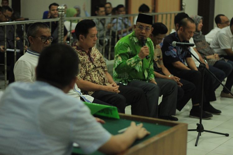 Wakil Bupati Muara Enim Juarsah (baju hijau) menjadi saksi terkait kasus fee proyek pembangunan jalan di Pengadilan Negeri Kelas 1A Palembang, Selasa (3/12/2019).Dalam persidangan itu, Juarsah mengaku tak mengenal terdakwa Robi Okta Fahlevi.
