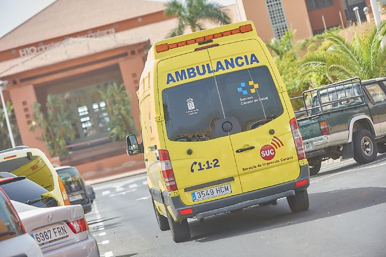 Ambulans siaga di depan hotel H10 Costa Adeje Palace di Tenerife, Spanyol, pada Selasa (25/2/2020).