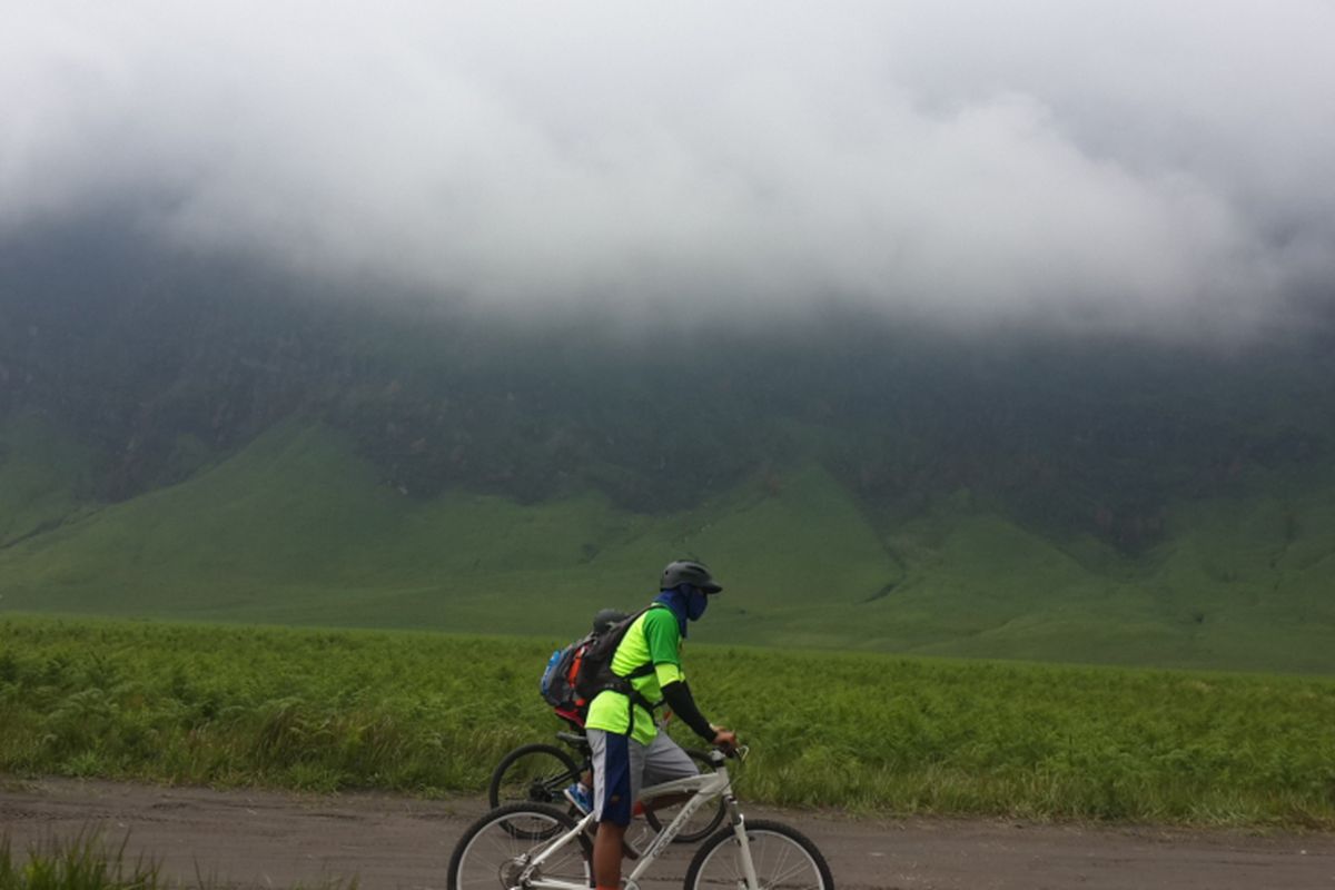Sejumlah peserta Funbike Bromo 2017 yang diselenggarakan oleh Balai Besar Taman Nasional Bromo Tengger Semeru (TNBTS) saat menuju Blok Padang Sabada Bukit Teletubbies, Gunung Bromo, Jawa Timur, Minggu (19/11/2017)