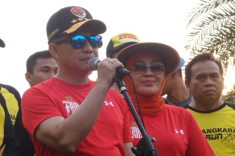 Kapolri Jenderal Pol Tito Karnavian didampingi istri dalam acara Bhayangkara Run di Monumen Nasional, Jakarta Pusat, Minggu (16/7/2017).