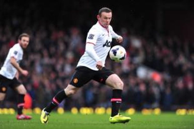 Striker Manchester United, Wayne Rooney, melepaskan tendangan dari tengah lapangan yang bersarang ke gawang West Ham United pada laga Premier League di Stadion Boleyn Ground, London, Sabtu (22/3/2014).