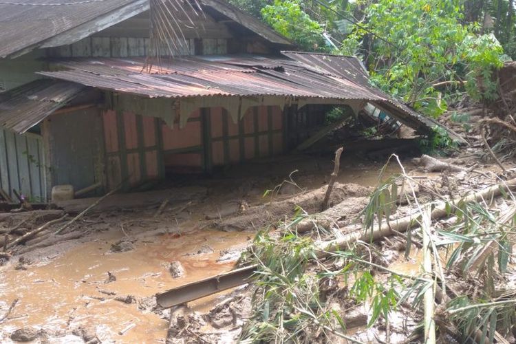 Salah satu rumah warga di Jorong Paroman, Kecamatan Talamau, Pasaman Barat dihantam longsor, Kamis (11/11/2021).