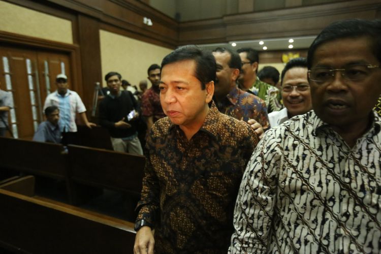 Ketua DPR Setya Novanto (kedua dari kanan) meninggalkan ruang persidangan usai bersaksi di persidangan kasus dugaan korupsi e-KTP, di Pengadilan Tipikor Jakarta, Jumat (3/11/2017). Hari ini, Novanto hadir menjadi saksi untuk terdakwa pengusaha Andi Agustinus alias Andi Narogong
