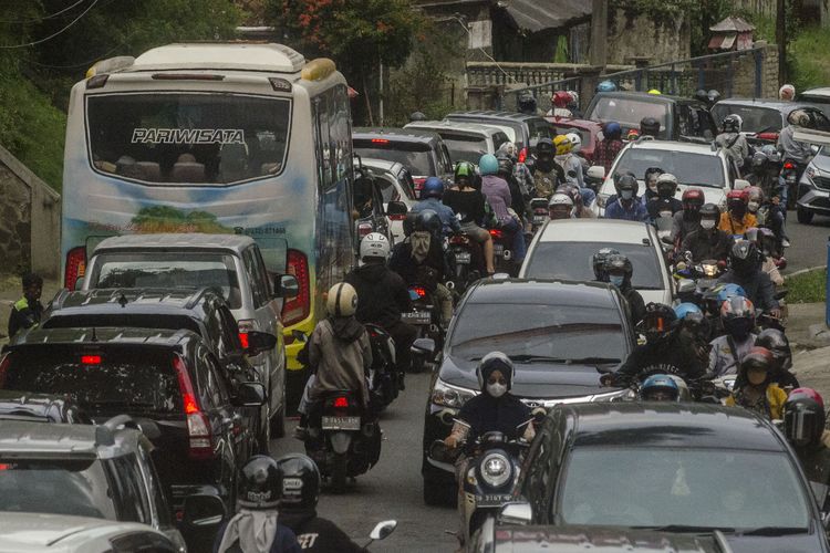 Antrean pengendara sepeda motor dan mobil di Jalan Raya Lembang, Kabupaten Bandung Barat, Jawa Barat, Rabu (4/5/2022). Pada H+2 Lebaran, jalur menuju Lembang maupun Kota Bandung terpantau padat oleh pengendara yang hendak berwisata. ANTARA FOTO/Novrian Arbi/tom.