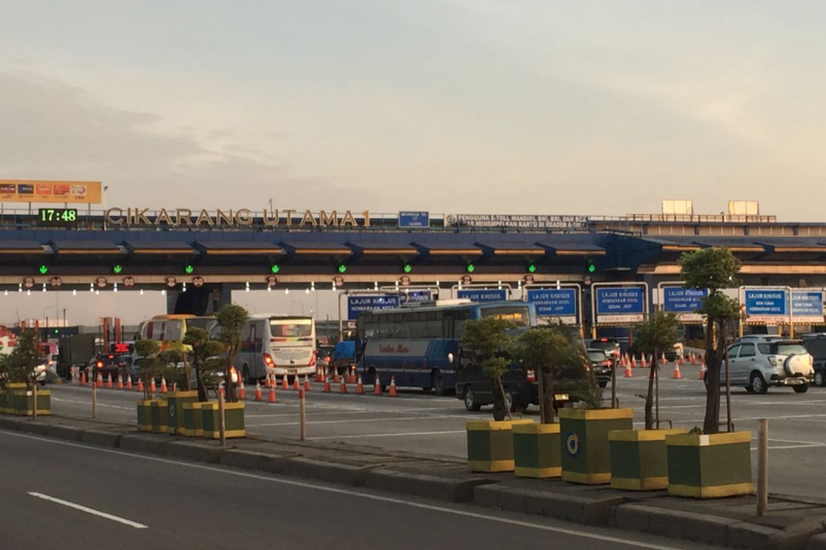 Kondisi arus lalu lintas di Gerbang Tol Cikarang Utama yang terpantau lancar, Minggu (24/12/2017).