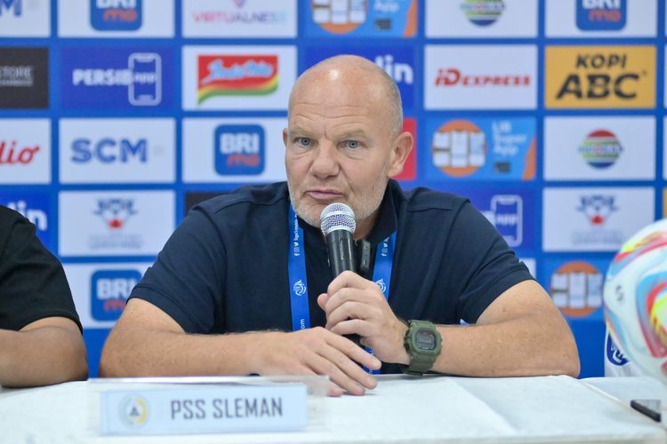 Bertrand Crasson pelatih PSS Sleman saat menghadiri konferensi pers usai laga Persib Bandung vs PSS Sleman di Stadion Gelora Bandung Lautan Api (GBLA), Sabtu (28/10/2023) pada pekan ke-17 Liga 1 2023-2024. 