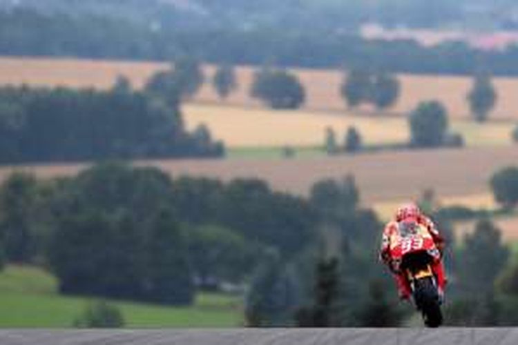 Pebalap Repsol Honda asal Spanyol, Marc Marquez, memacu motornya pada sesi latihan bebas pertama GP Jerman di Sachsenring, Senin (15/6/2016).