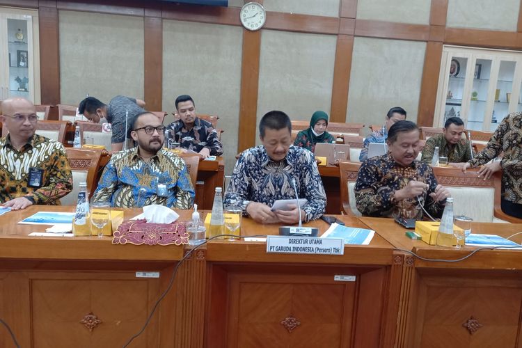 Direktur Utama Garuda Indonesia Irfan Setiaputra dalam rapat kerja dengan Komisi VI DPR di Kompleks Parlemen, Senayan, Jakarta, Selasa (13/6/2023).