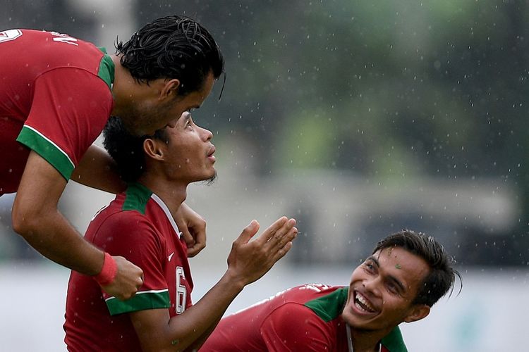 Pesepak bola Timnas U-22 Indonesia Evan Dimas (tengah) dan rekan satu tim melakukan selebrasi setelah berhasil membobol gawang Timnas U-22 Myanmar pada laga perebutan medali perunggu sepak bola SEA Games XXIX di Stadion Majlis Perbandaran Selayang, Kuala Lumpur, Malaysia, Selasa (29/8/2017). Timnas sepak bola U-22 Indonesia menyumbang medali perunggu setelah menang 3-1 atas Myanmar.