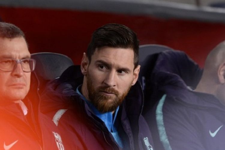 Lionel Messi mengawali laga Barcelona vs Real Madrid di Stadion Camp Nou dalam semifinal Copa del Rey dari bangku cadangan, 6 Februari 2019. 