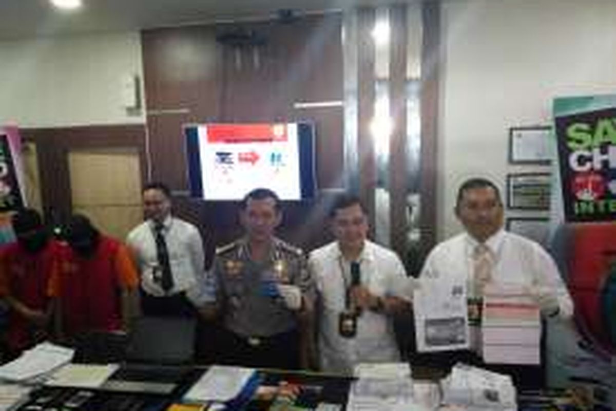Polisi saat menunjukan barang bukti kasus pembobolan kartu kredit di Mapolda Metro Jaya, Rabu (22/6/2016).