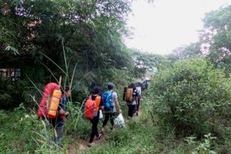 Anggota Mahasiswa Pencinta Alam Universitas Indonesia (Mapala UI) menuju mulut Goa Cikarae yang terletak di Desa Leuwi Karet, Kecamatan Klapanunggal, Kabupaten Bogor, Jawa Barat, Minggu (27/12/2015).