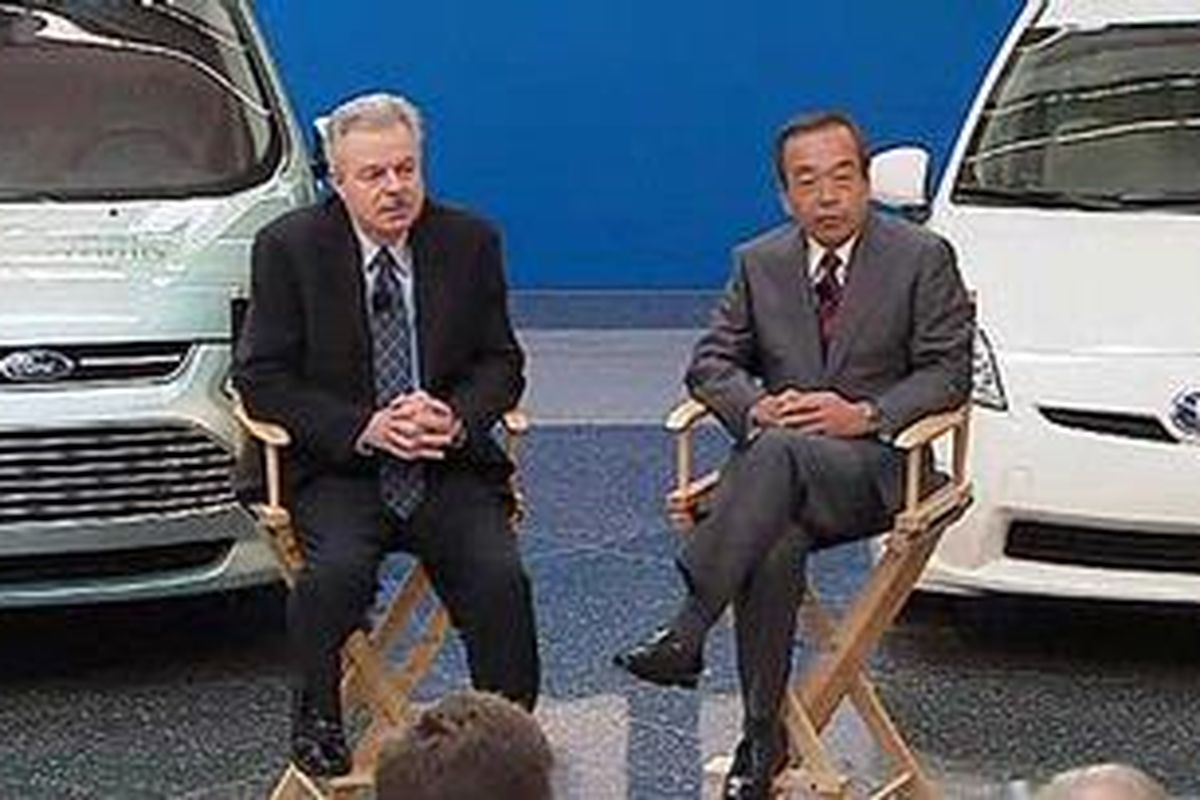 Derrick Kuzak (kiri) dan Takeshi Uchiyamada (kanan)