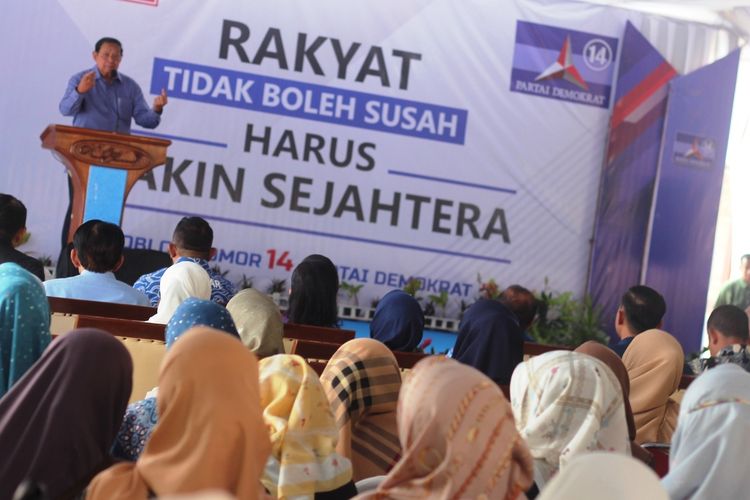 Ketua Majelis Tinggi Partai Demokrat Susilo Bambang Yudhoyono saat berbicara di hadapan ribuan kader partai dan masyarakat saat melaksanakan safari politik di Kabupaten Cianjur, Jawa Barat Rabu (10/1/2024).
