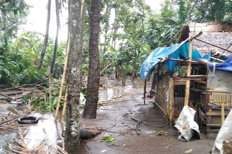 kondisi rumah warga desa Badrain yang rusak diterjang angin puting beliung