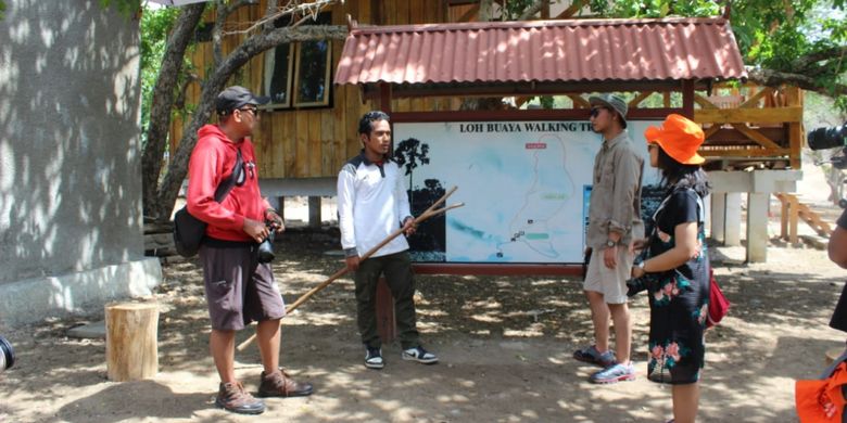 Pemenang Pegipegi Yuk! Jelajah Indonesiamu saat mengunjungi sarang komodo, di Taman Nasional Komodo, Manggarai, Nusa Tenggara Timur, Jumat (30/11/2018).