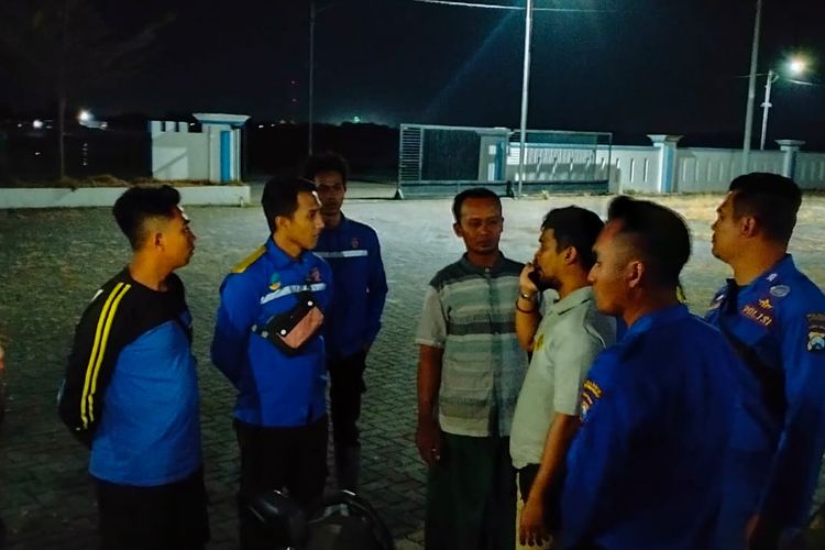 Foto: Para petugas Basarnas, BPBD Situbondo, dan Satpolairut ketika berada di Pelabuhan Panarukan melakukan koordinasi pada Rabu (19/7/2023).