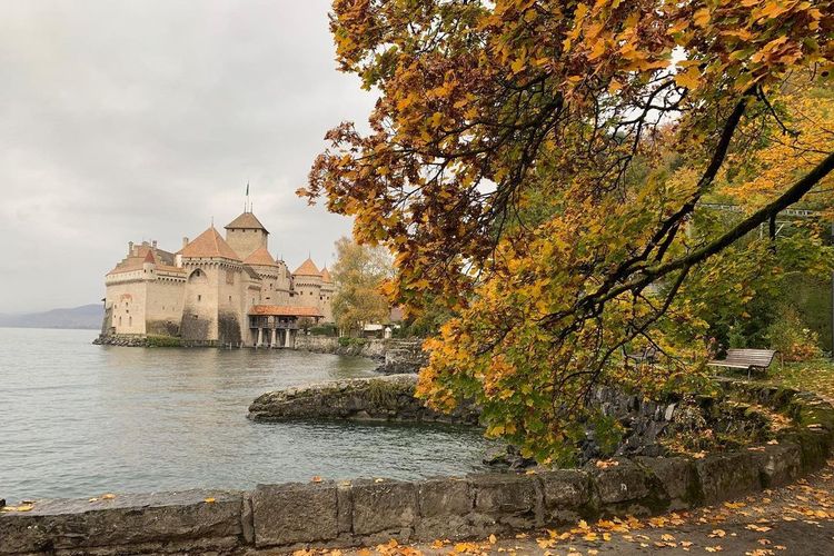 Tempat wisata di Swiss - Kastil Chillon di Vaud.