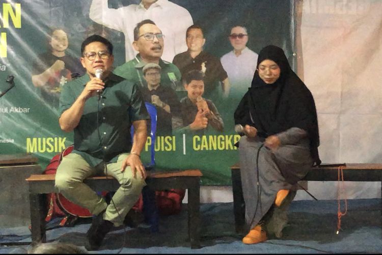 Cawapres nomor urut 1 Muhaimin Iskandar saat menghadiri acara Cangkrukan Perubahan di Surabaya, Jawa Timur, Selasa (28/11/2023) malam. 