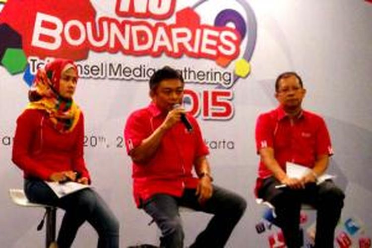 Presiden Direktur Telkomsel, Ririek Adriansyah (tengah) dalam acara Media Gathering Telkomsel yang diselenggarakan di Yogyakarta, Jumat (20/3/2015).