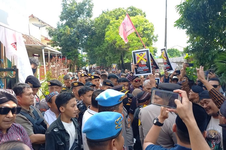 Sejumlah masyarakat Yogyakarta tergabung dalam Paman Usman mengenakan pakaian Jawa geruduk kantor DPW PSI DIY, Senin (4/12/2023)