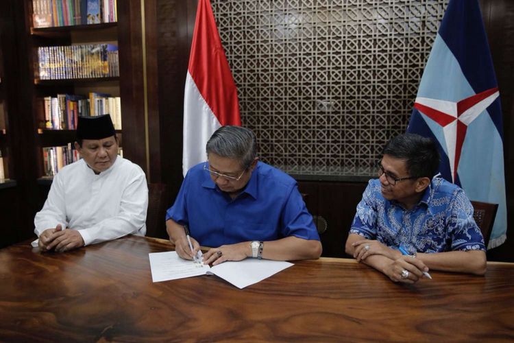 Ketua Umum Partai Demokrat Susilo Bambang Yudhoyono (tengah) bertemu Ketua Umum Partai Gerindra Prabowo Subianto di kediaman SBY di Mega Kuningan, Jakarta, Jumat (10/8/2018). Partai Demokrat menyatakan dukungannya kepada pasangan calon Prabowo-Sandiaga untuk maju dalam Pilpres 2019.