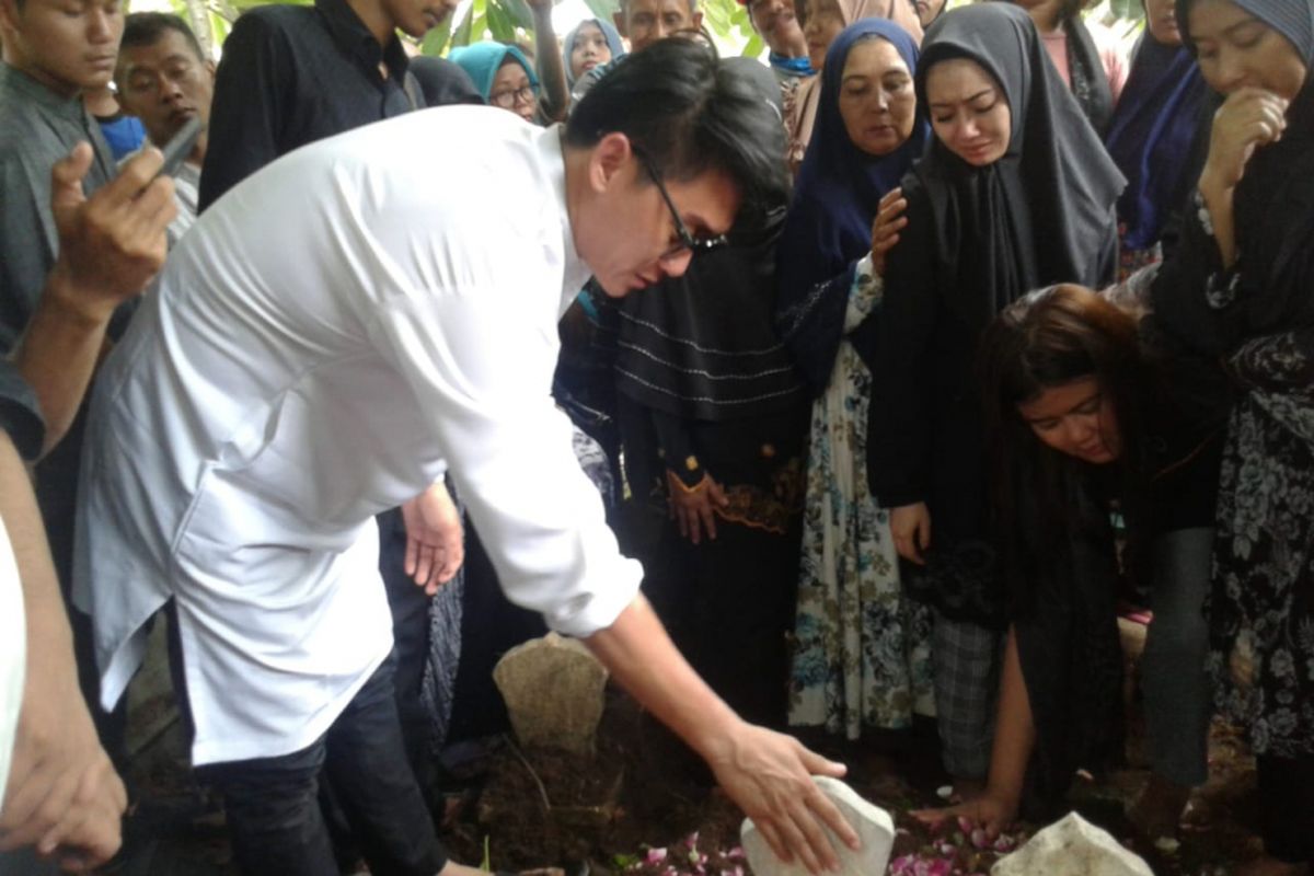 Vokalis Seventeen band, Ifan memegang batu nisan makam istrinya, Dylan Sahara Puteri yang meninggal setelah diterjang tsunami di Anyer, Banten. Jenazah Dylan dimakamkan di tempat pemakaman umum Taman Arum, Kelurahan Mangkujayan, Kota Ponorogo, Jawa Timur, Selasa ( 25 / 12 / 2018) .