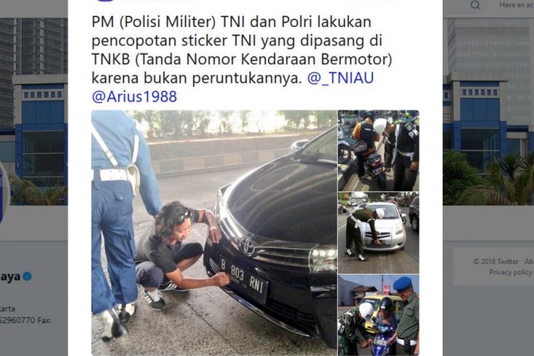 Pencopotan stiker TNI pada mobil-mobil dilakukan untuk mencegah penggunaan stiker tersebut oleh pihak tak bertanggung jawab, Kamis (23/8/2018). 