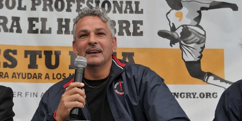 Mantan pemain tim nasional Italia, Roberto Baggio, sedang berbicara dalam sesi konferensi pers sebuah acara amal di Lima, Peru, 13 Mei 2011.