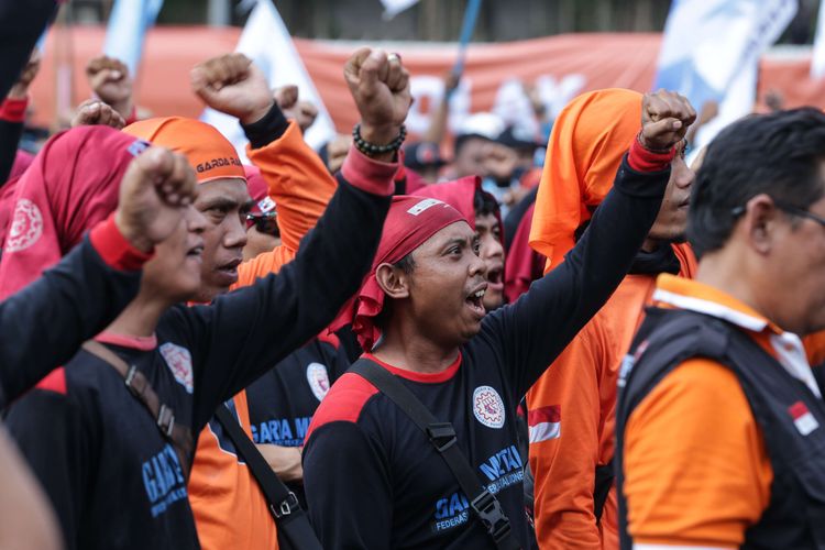 Massa dari elemen buruh melakukan demonstrasi di depan Gedung DPR/MPR RI, Jakarta, Selasa (6/9/2022). Buruh mengaku terkejut dengan isi Perppu Cipta Kerja..
