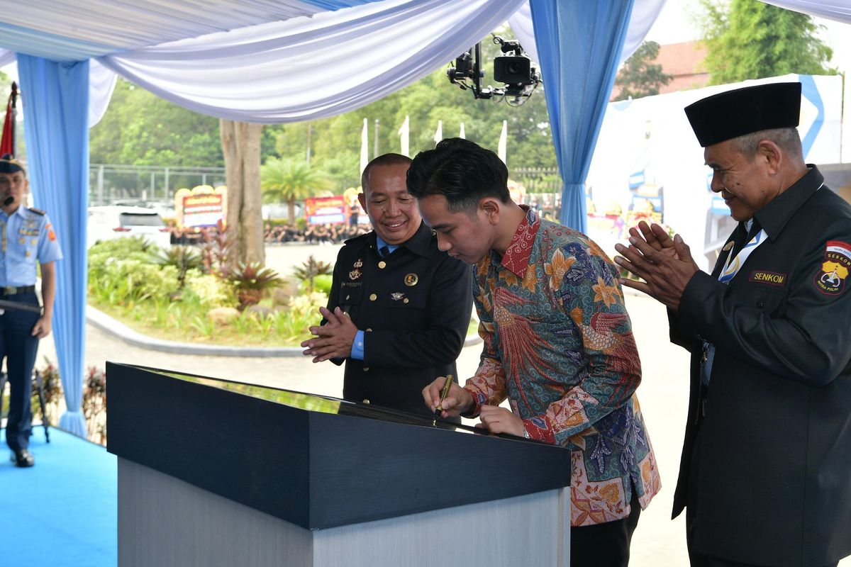 Wakil Presiden (Wapres) RI Gibran Rakabuming Raka meresmikan Gedung Senkom Mitra Polri di Jakarta Timur, Kamis (17/7/2025).