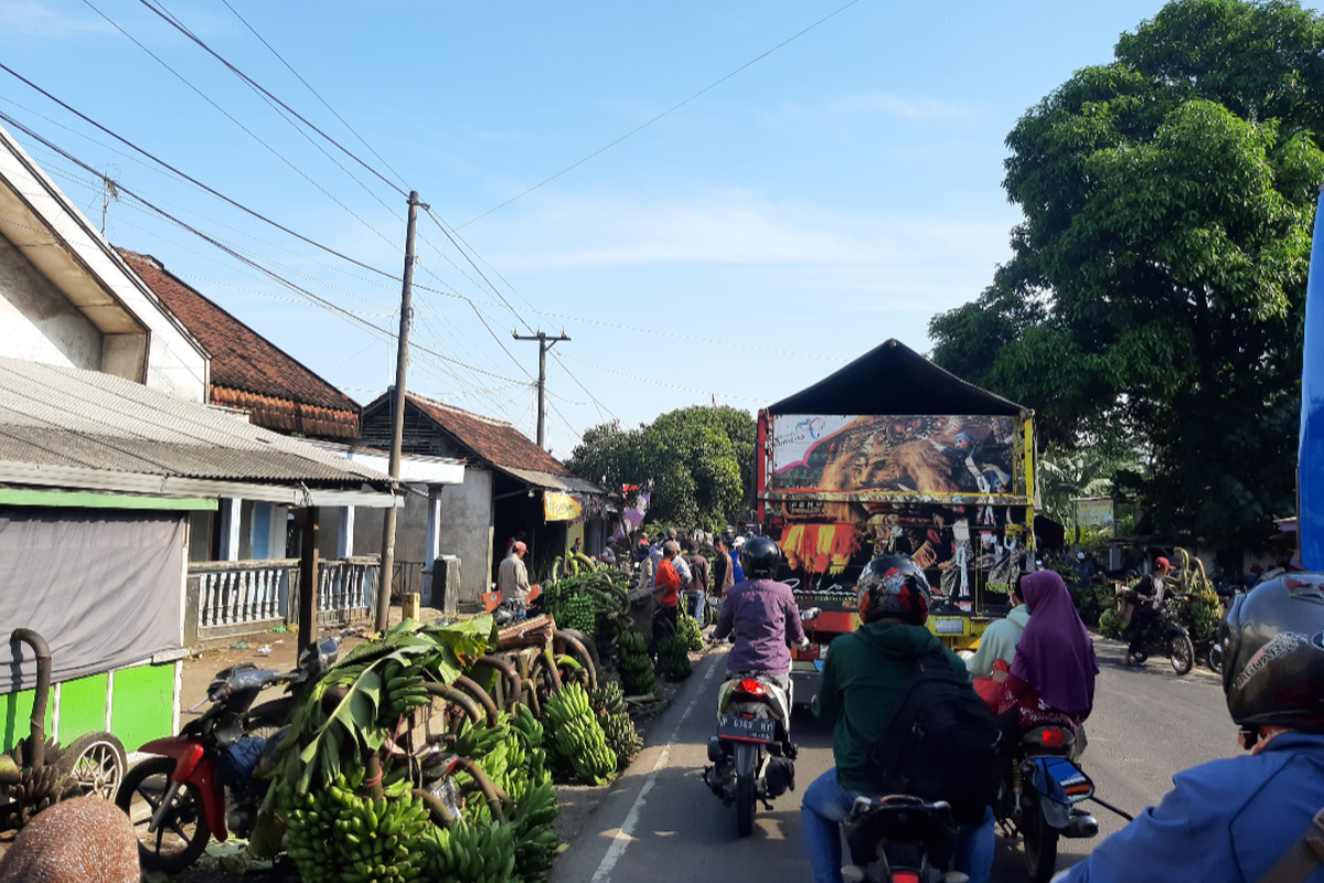 Suasana kemacetan pagi hari di pasar tumpah Kecamatan Ranuyoso, Kabupaten Lumajang, Selasa (12/4/2022)