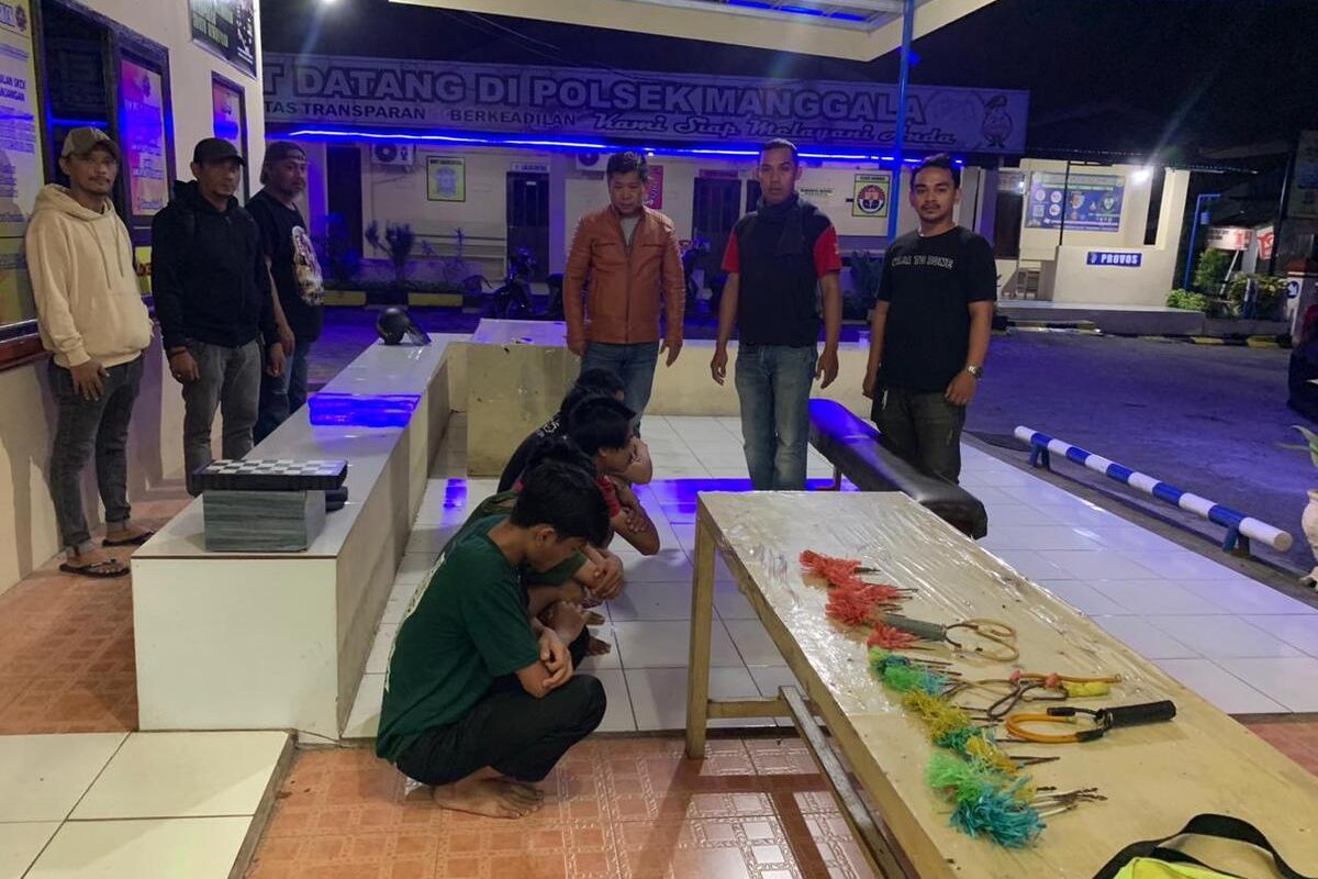 Para pelaku penganiayaan terhadap dua pemuda di Makassar yang diamankan polisi di lokasi persembunyiannya, Selasa (18/7/2023) malam