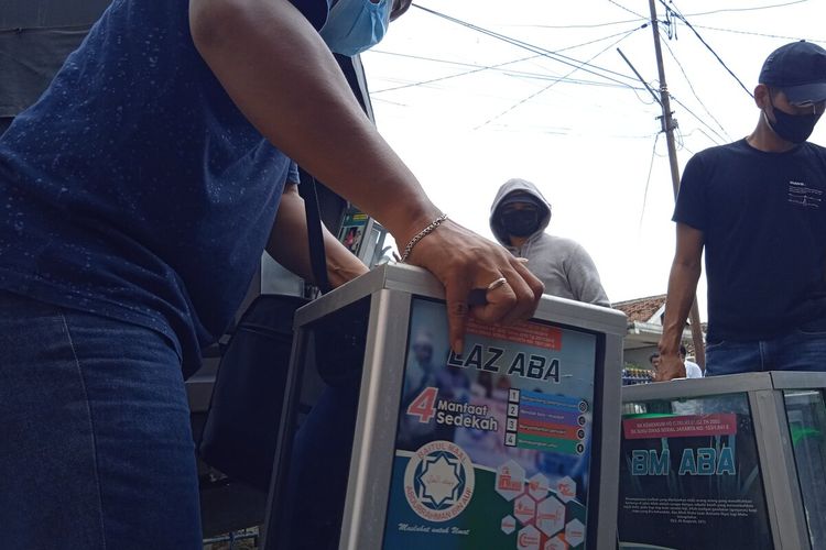 Ratusan kotak amal disita Densus 88 dari bekas Kantor LAZ ABA Lampung di Way Halim, Rabu (3/11/2021). Polisi menyebutkan, kotak amal ini diduga digunakan untuk kepentingan pendanaan aksi terorisme.