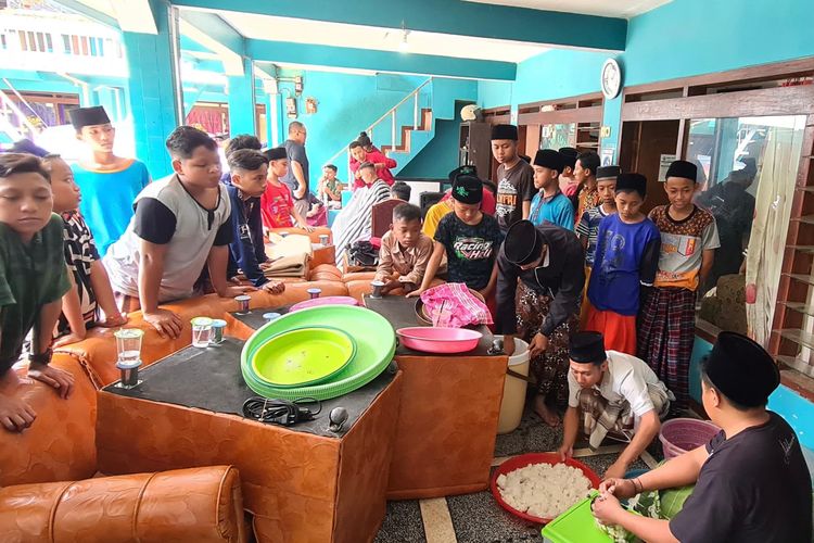 Setelah mencukur rambut, kelompok tukang cukur yang tergabung dalam Jumat Ganteng mempersiapkan makan siang bersama di pesantren di Malang Raya .