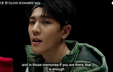 Tangkapan layar Kim Dong Hyuk (DK) iKON dalam musik video Love Scenario